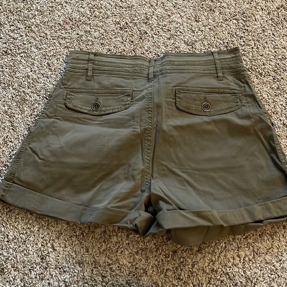 Size medium army green short. NWT bought online from FN 💚 - Picture 2 of 2